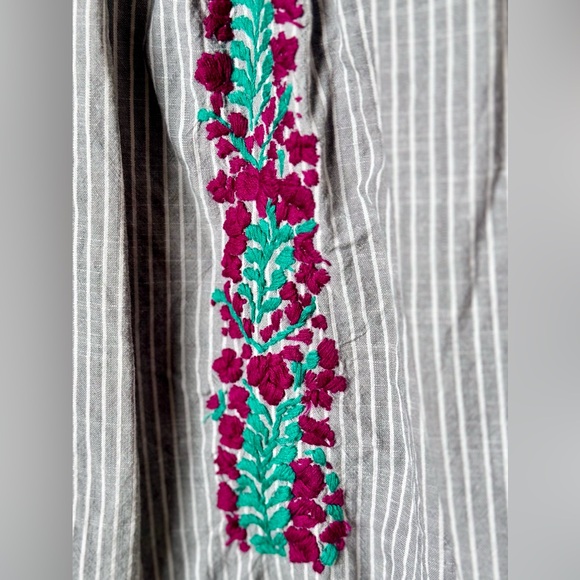 MI GOLONDRINA Flores Blouse - Grey Pinstripe Cotton Top w Red Green Embroidery - Picture 11 of 16
